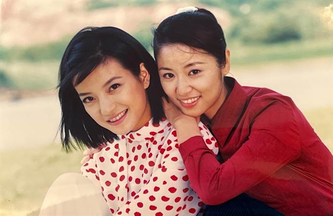 琼瑶珍藏了赵薇与林心如青涩合照。（罗永铭翻摄）