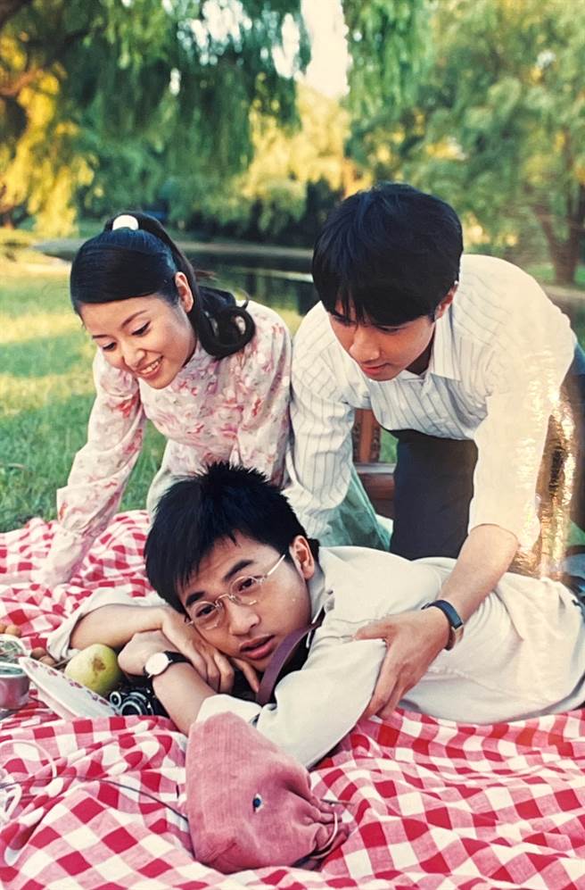 林心如（左起）、苏有朋、古巨基21年前《情深深雨濛濛》的剧照曝光。（罗永铭翻摄）
