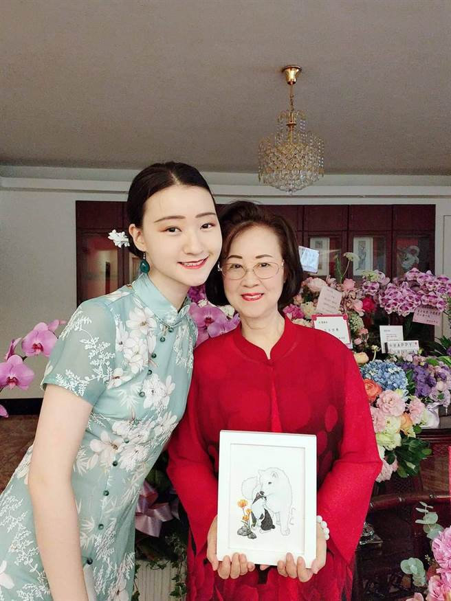 琼瑶孙女陈可嘉（左）长相清秀，为奶奶筹备市集活动。（琼瑶故事馆筹备处 提供）