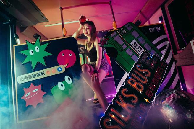 台南晶英酒店「府城微醺巴士」将观光巴士全面改造成移动夜店的主题。（台南晶英酒店提供）
★中时新闻网关心您：饮酒过量，有碍健康！
★中时新闻网提醒您：酒后不开车，安全有保障！