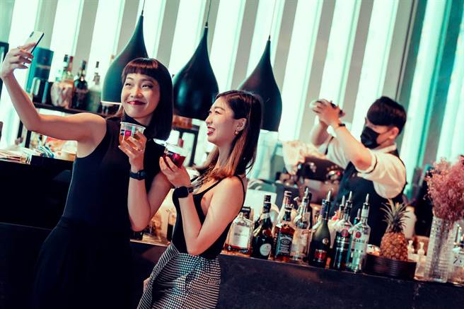 「府城微醺巴士」乘客上传活动照至个人社群并公开分享，就有机会得到包含水晶廊必点「三十六计调酒SHOT盘」等赠礼。（台南晶英酒店提供）
★中时新闻网关心您：饮酒过量，有碍健康！
★中时新闻网提醒您：酒后不开车，安全有保障！