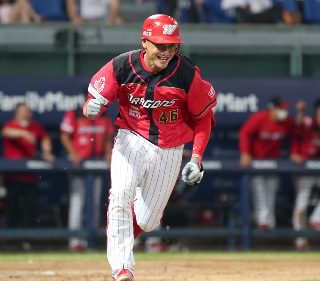 味全龙刘基鸿22日打回超前分。（郑任南摄）