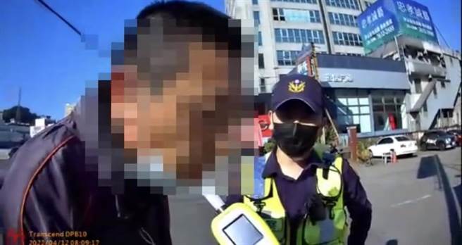 警方酒测后，确认郑男酒驾，当场依法送办。（警方提供）