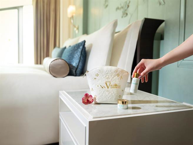 台北文華東方推出「VALMONT扇悅之旅」限量住房專案，可入住優雅寬敞的套房，並享受雙人護膚療程、行政禮遇下午茶與Happy Hour無限暢享，適合帶媽咪一起來舒壓。（台北文華東方酒店提供）