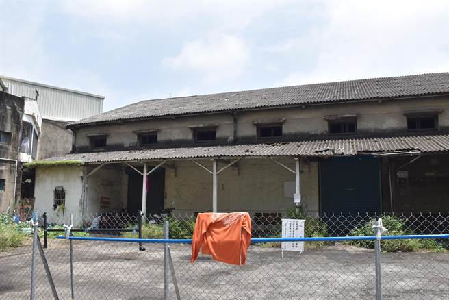 原台灣省糧食局頭份糧倉今年由苗栗縣政府列為縣定歷史建築。（謝明俊攝）