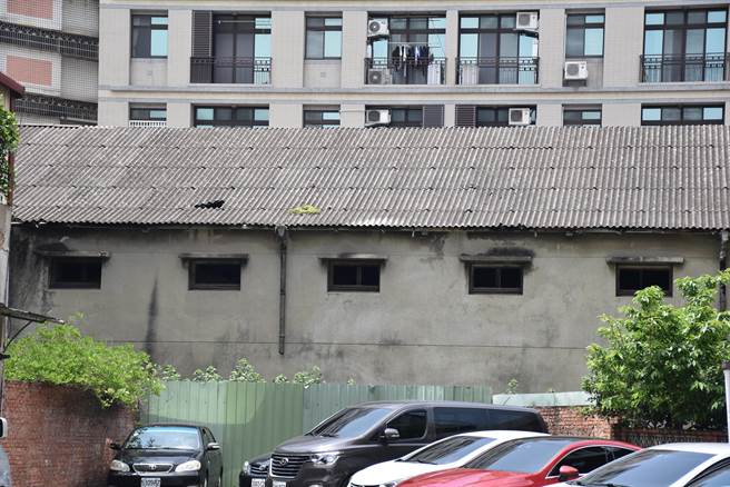 原台灣省糧食局頭份糧倉今年由苗栗縣政府列為縣定歷史建築，位在頭份市精華地段中。（謝明俊攝）