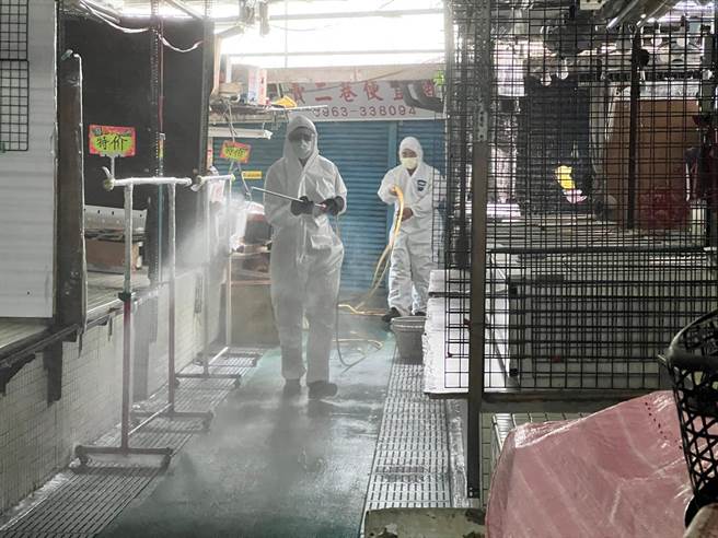 因吉安乡黄昏市场确诊数增，邻近市区传统市场加强消毒。（花莲市公所提供／王志伟花莲传真）