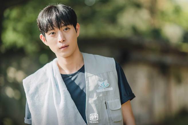 金永大饰演的顶级明星「孔泰成」在事业巅峰之际，飞往非洲做公益1年。（爱奇艺国际站提供）