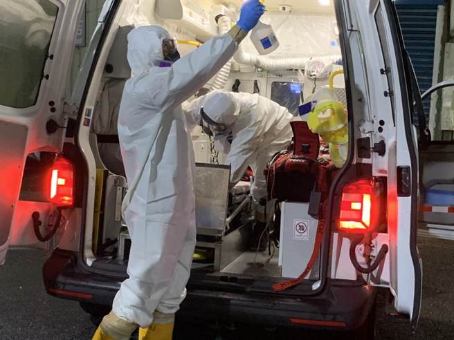 新北市消防局宣布，即日起73个分队、100台救护车将全数投入防疫勤务执行，同时执行防疫与一般案件。（新北市消防局提供）