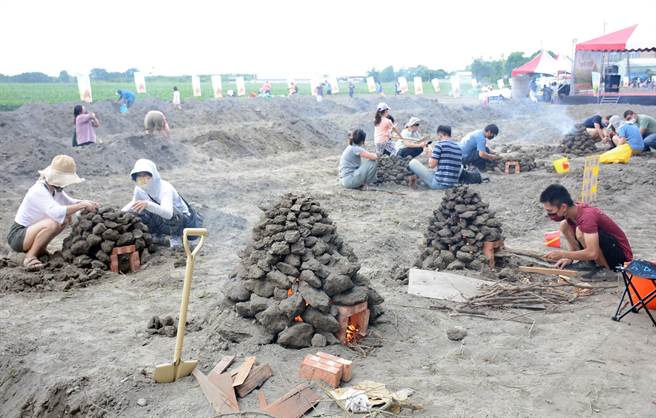 屏北社區百人焢窯，體驗舊時農村娛樂。（林和生攝）