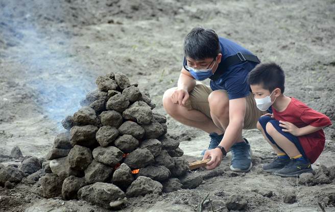 親子體驗焢窯，父親將童年回憶繼續在孩子這世代延續下去。（林和生攝）