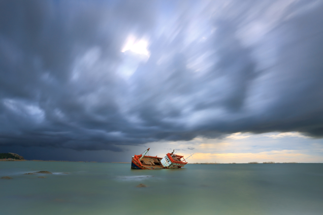 日本海上保安廳表示，載有約30名乘客的觀光船KAZUⅠ船組員在通報「進水將要沉沒」後失聯。圖為示意圖，並非當事船隻。（達志影像／shutterstock）