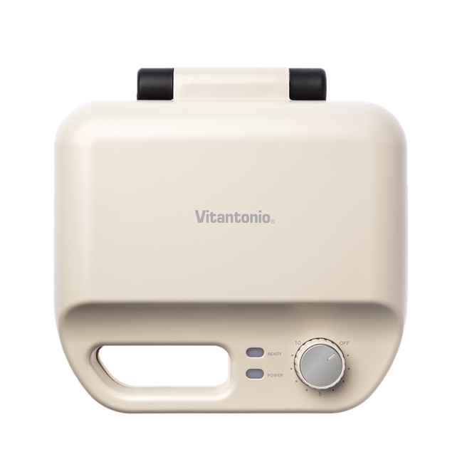 momo購物網的Vitantonio 小V多功能計時鬆餅機，momo獨家顏色的奶霜杏、配備玫瑰烤盤，市價4880元，特價3880元。（momo購物網提供）