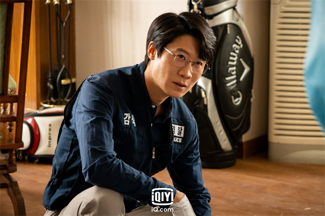 陈善圭饰演充满正义感的犯罪行动分析组组长「国荣秀」。（爱奇艺国际站提供）