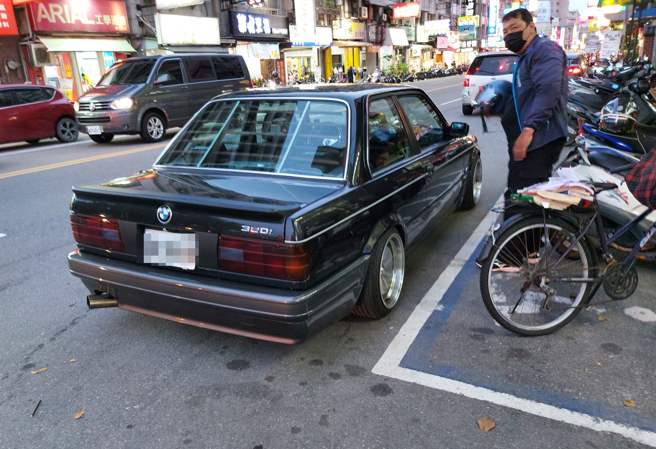 女网友发现机车格遭BMW并排停车挡住出入，当下站在原地等待，5分钟BMW女车主现身走到车旁，竟是打开副驾门放东西，接着又「回去卖场继续逛」。（翻摄自脸书「爆怨2公社」）