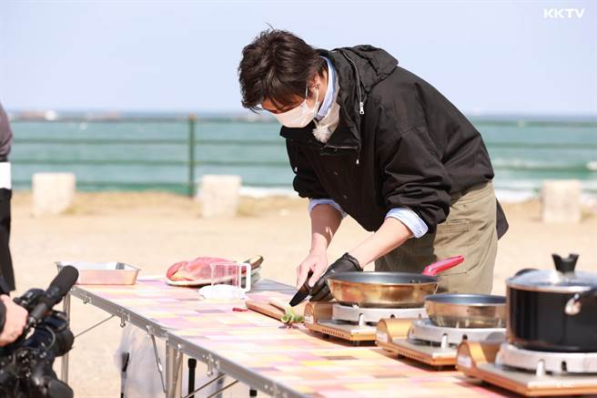 速水茂虎道戶外開火，最大挑戰是調味料會飛走。（KKTV提供）