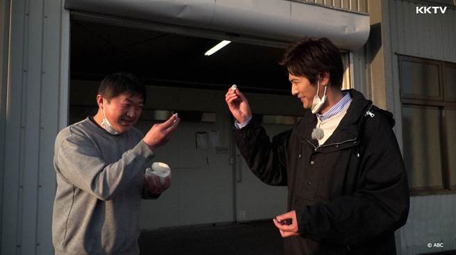 速水茂虎道用美食交朋友。（KKTV提供）