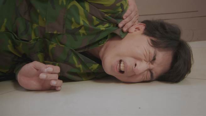 梁赫群慘遭壓制在地，全身瘀青。（華視提供）