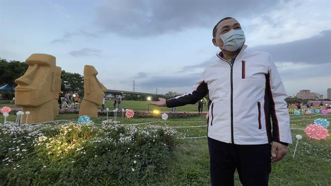 现场的摩艾石像装置艺术，要让民眾彷佛置身復活岛。（吕健豪摄）