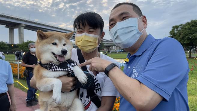 民眾看见市长，热情争相合照。（吕健豪摄）