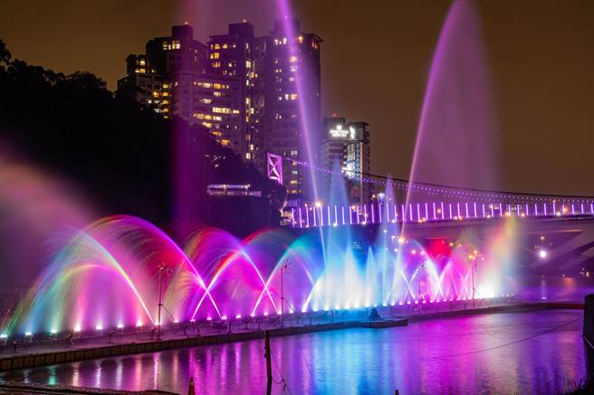 「2022碧潭水舞」登场，要带给民眾国际水准的双水幕水舞光影秀。（新北市观旅局提供）