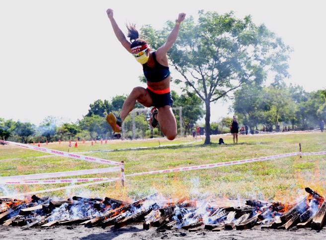 谢伯韶开心跳过火堆完赛。（斯巴达障碍赛提供）