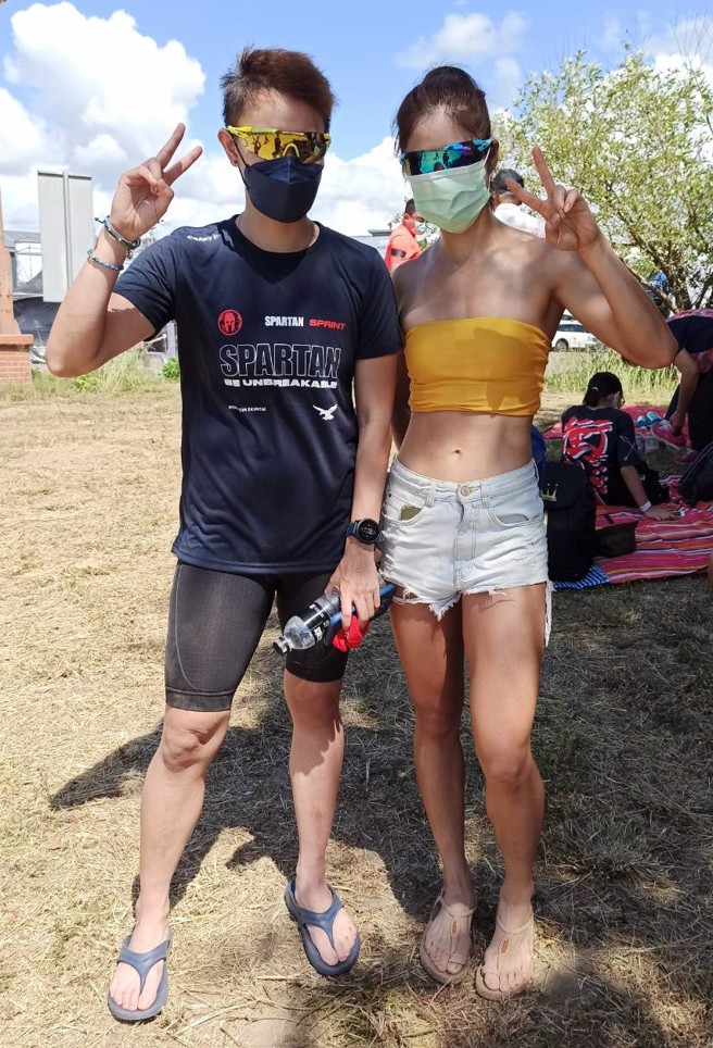 「美女警花」谢伯韶（右）与她的训练搭檔何孟秋。（斯巴达障碍赛提供）