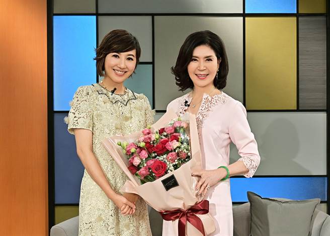 台视主播林益如（左）代表献花给白嘉莉。（台视提供）
