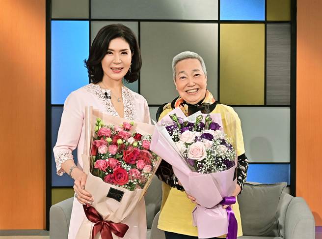 台视前导播庞宜安（右）惊喜现身。（台视提供）