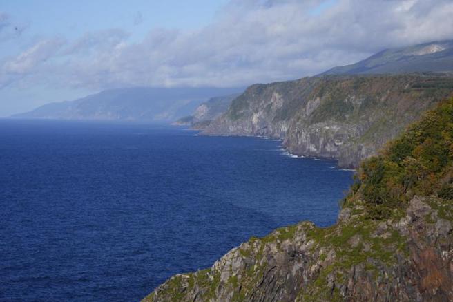 日本一艘观光船在北海道知床半岛海域通报将沉没后失联，目前26人生死未卜。图为知床半岛。（示意图／美联社）