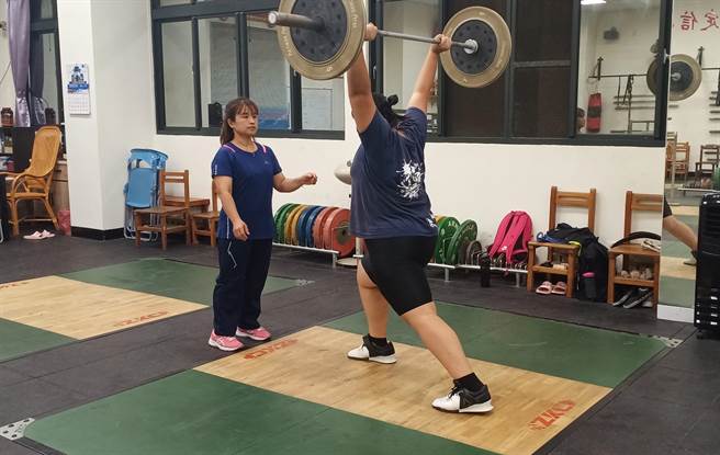 台南市大内国中举重教练陈涵彤（左）指导队员练习。（陈涵彤提供／刘秀芬台南传真）