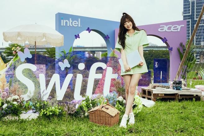 （宏碁23日在新北大都会公园举办的「Acer Swift轻奢时尚风格野餐日暨新品体验活动」，邀请知名网美谦谦演绎最具时尚风格的Swift野餐达人，主打Swift具轻薄时尚、长效电力等优点，展现个人时尚品味。图／宏碁提供）