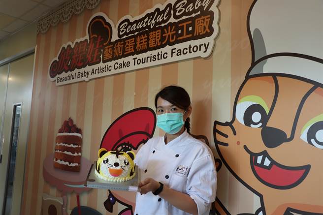 彼缇娃艺术蛋糕观光工厂员工表示，可爱动物造型蛋糕在母亲节反而受欢迎，提前预订还有折扣优惠。（刘秀芬摄）