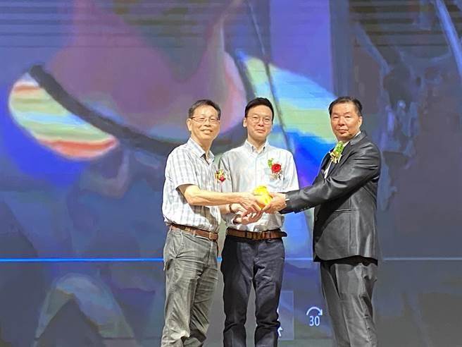 国策顾问黄先柱（左）今天惊传病逝。（本报资料照片）