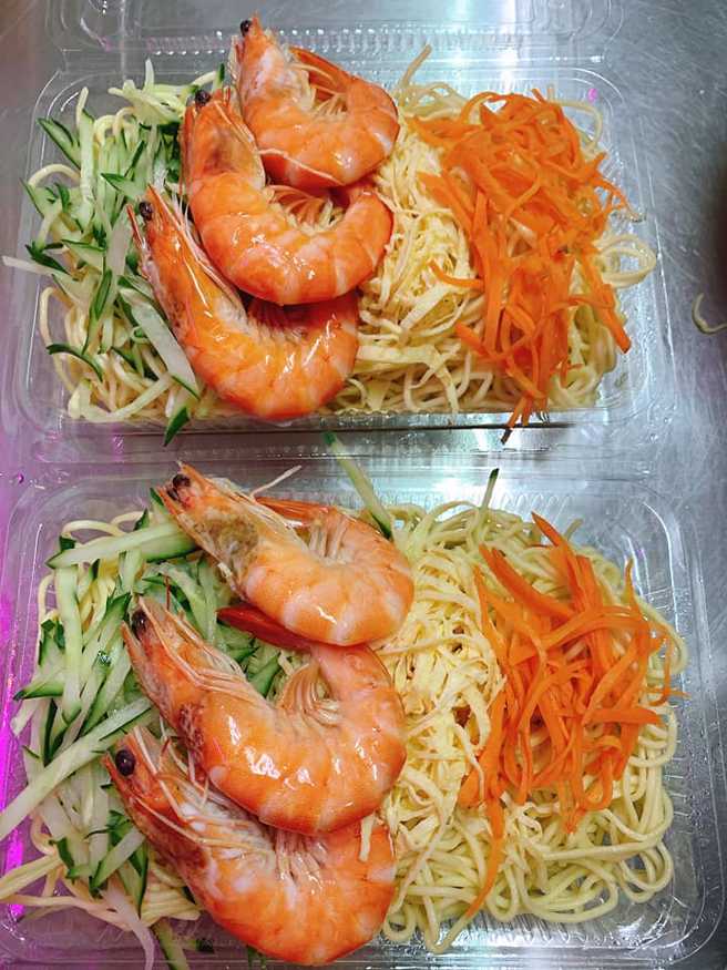 另外有網友PO出自己才2盒才75元的涼麵組合。（翻攝自臉書爆廢公社公開版）