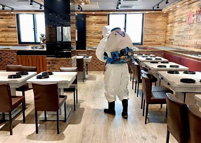 疫情延烧金门外岛，今天累计新增6例。环保局在足迹范围进行清消作业。（金门县府提供）