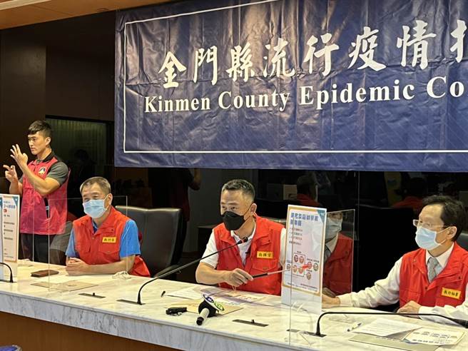 金门县长杨镇浯晚间九时再开直播，说明最新疫情状况。（金门县府提供）