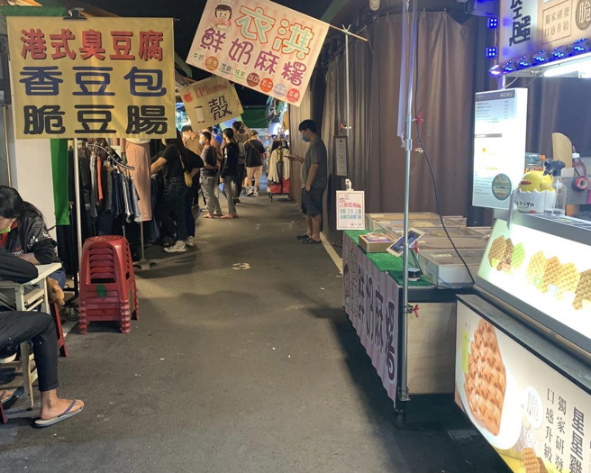 一名女网友拍下高雄某夜市的现场状况。（图／翻摄自脸书社团爆废公社公开版）