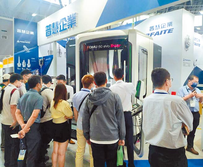 有效客群仔细端详最新加工设备。图／陈惠珍