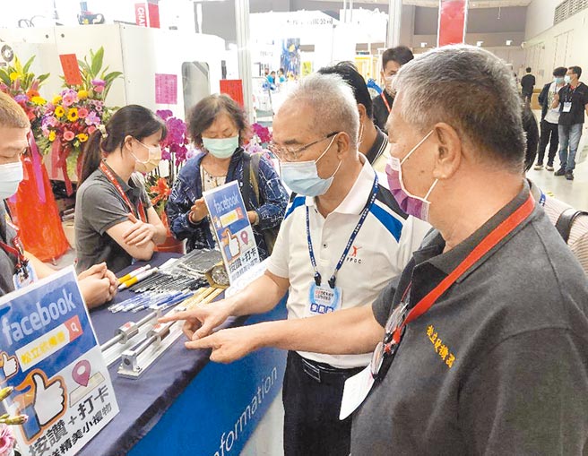 松立欣董事长许基超（右1）亲自在会场中为顾客讲解最新技术产品。图／陈惠珍