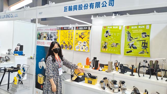 巨輪興產出各式油壓工具及油壓系統產品。圖／葉圳轍