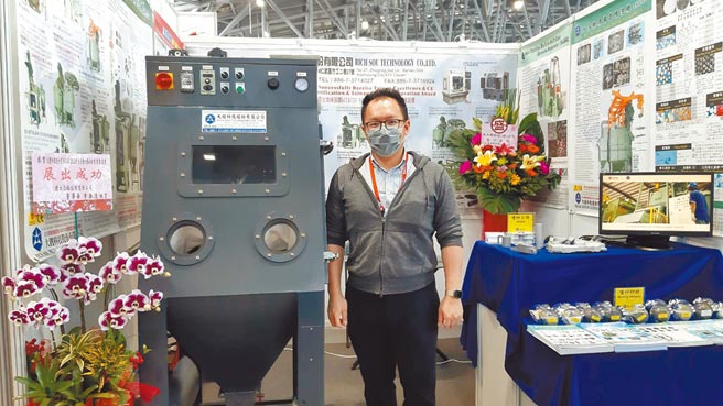 大锼科技参展，推出先进喷砂设备。图／黄全兴