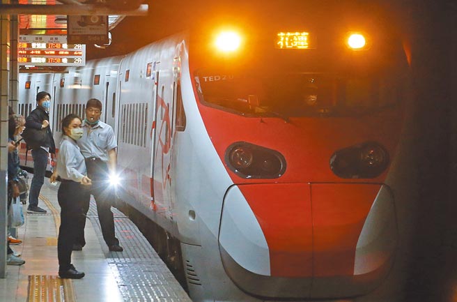 台鐵企業工會發起「五一勞動節不上班」抗爭活動，交通部22日提出應變措施，表定5月1日火車全停駛，由高鐵、國道客運加強疏運。圖為台鐵站務人員引導火車進站。（趙雙傑攝）