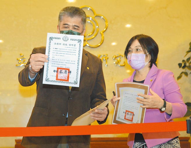 花东防卫指挥部前少将参谋长韩豫平（左）22日出示特赦证明。（张铠乙摄）