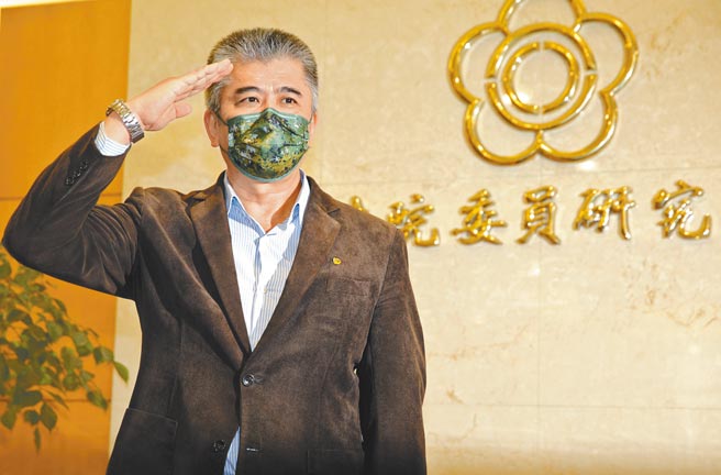 蔡英文总统22日以落实罪刑相当之宪法原则、顾念国军将士服务军旅贡献，批示同意特赦前国军少将韩豫平及士官张淯森，使两人罪刑宣告均无效。花东防卫指挥部前少将参谋长韩豫平（如图）在立法院召开记者会感谢各界的协助，并强调在国家有需要时，当义无反顾接受徵召前往战场，随时奉献生命给国家。（张铠乙摄）