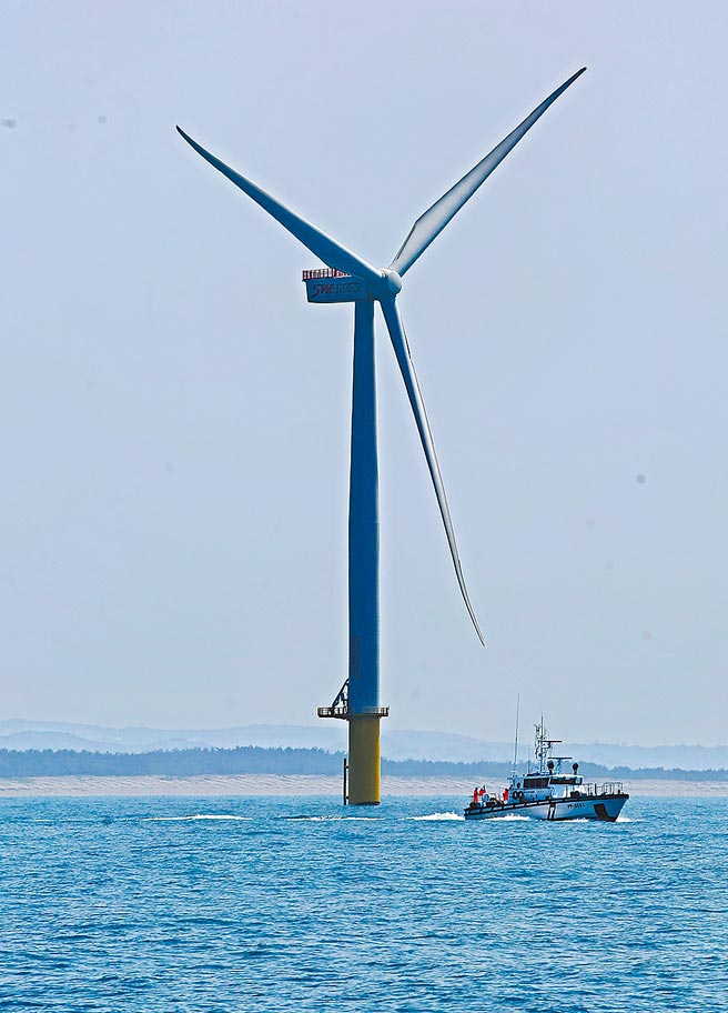 民眾党立委痛批，草案中碳费、碳税的多元打折方案，「比周年庆还优惠」，完全看不到产业升级视野。图为离岸风力发电机组。（本报资料照片）