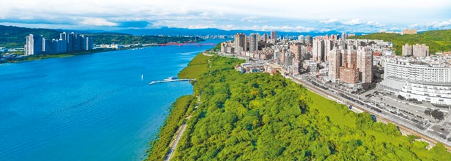 百亿大案「森原树」基地近万坪，可俯瞰淡水河畔流金水域，往北还能看见淡水河出海口夕照美景，一年四季皆有不同风貌。（甲山林提供）