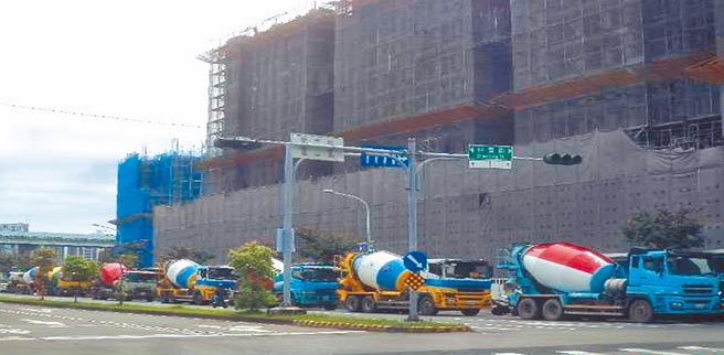 興建中的「鄉林恆美」工地，日前因預拌混凝土業者調度12台預拌車到場排隊，因超過黃金90分鐘，建商退6台並要求銷毀。（鄉林提供）