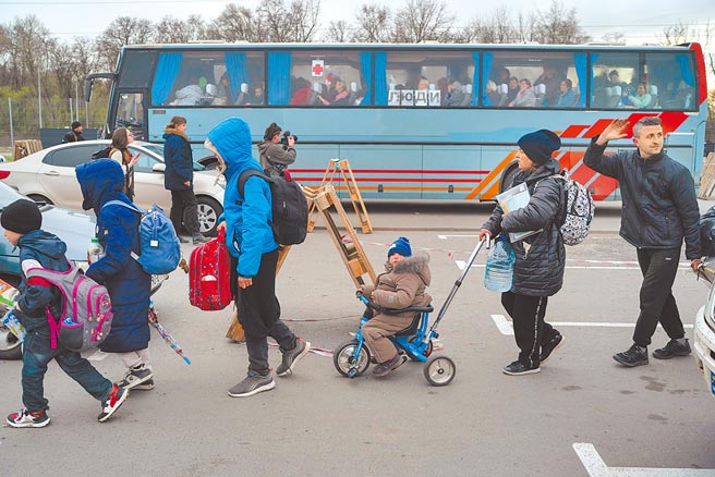乌克兰东南部港口城市马立波遭俄军围困，不少民眾逃离该地，前往邻近城市札波罗热避难。（美联社）