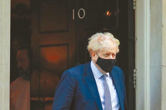 英國下議院21日通過動議，將調查首相強森是否對國會撒謊。（新華社）